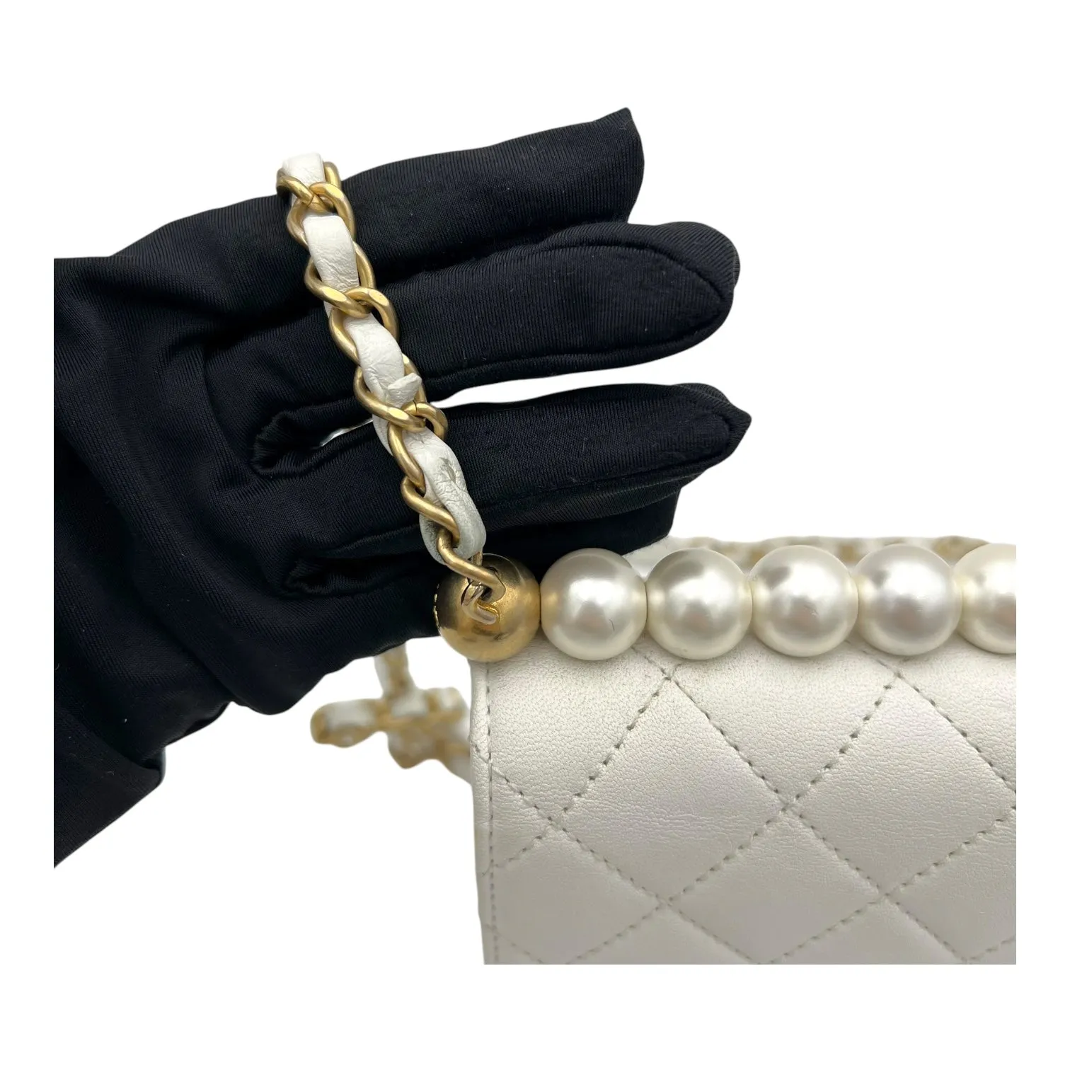 Chic Pearls White Crossbody Bag in Lambskin, Gold hardware