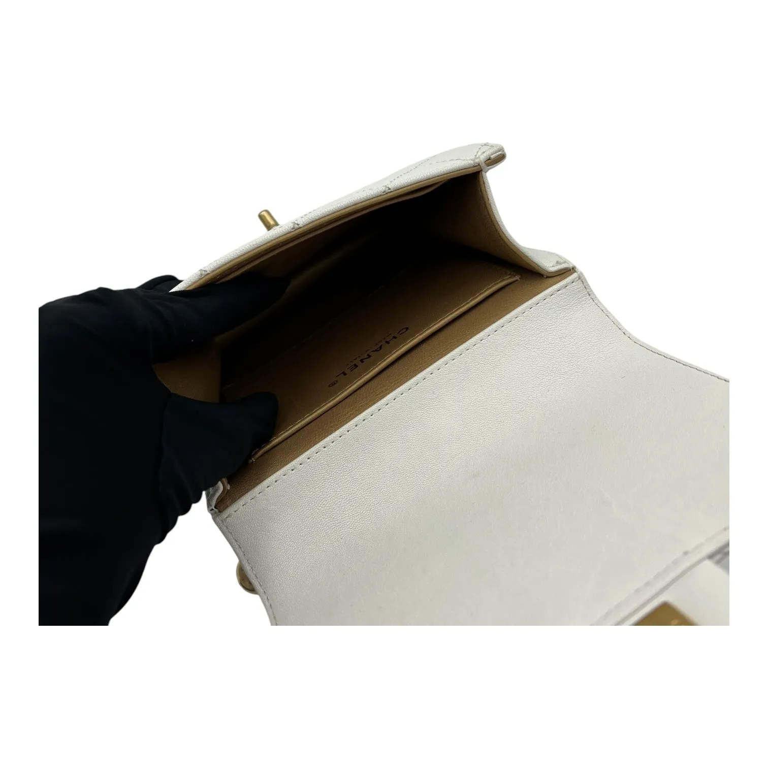 Chic Pearls White Crossbody Bag in Lambskin, Gold hardware